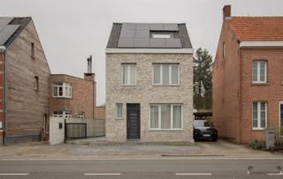 Spacieuse maison neuve avec 4 chambres sur 580 m². Rez-de-chaussée sur parquet:Hall d'entrée de 7 m².Séjour de 17 m².Cuisine équipée de 19 m² avec...