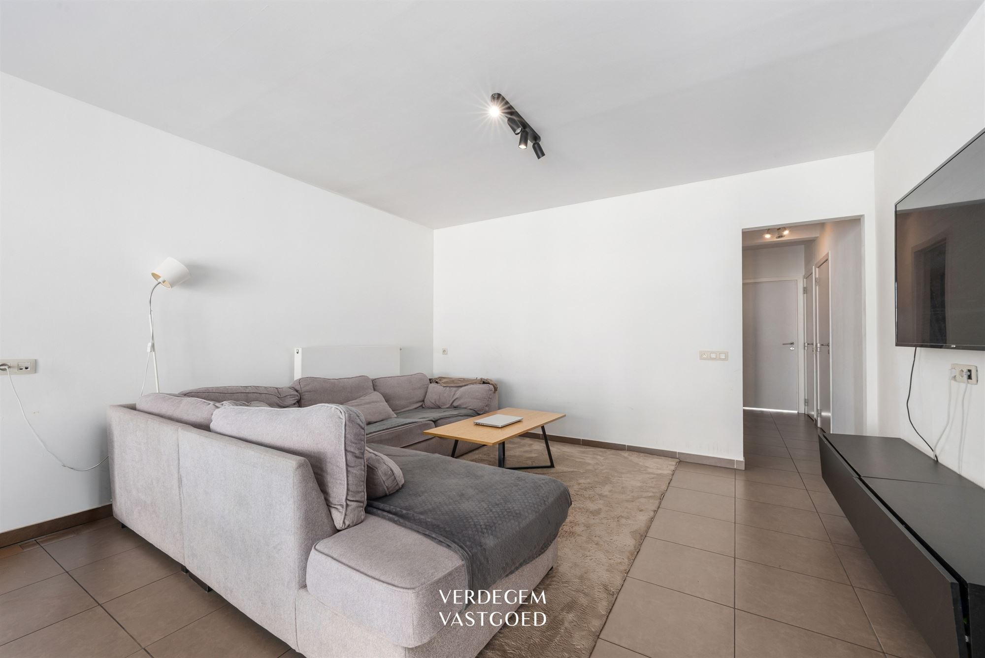 Mooi instapklaar appartement met alle comfort, een autostaanplaats en garagbox nabij het centrum - foto 5