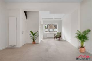 Stijlvol gerenoveerde woning te koop in Merelbeke Ontdek deze prachtig gerenoveerde, moderne woning in het gegeerde Merelbeke -  een perfecte...