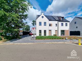 PLUSPUNTEN:<br />+ perceelsoppervlak: 684 m²<br />+ bewoonbaar oppervlak: 180 m² netto<br />+ 4 slaapkamers<br />+ zonovergoten tuin en terras<br />+ energiezuinig <br />+ warmtepomp en zonnepanelen<br />+ gelegen in de rustige, groene buurt 'Bret-Gelieren'<br />+ keuzevrijheid keuken en badkamermeubel<br />+ meteen beschikbaar!<br /><br />ALGEMEEN:<br />Deze hoogwaardig afgewerkte nieuwbouwwoning bevindt zich in de Zagerijstraat, een rustige en groene omgeving waar klassieke elegantie en hedendaagse luxe naadloos samenkomen. Met een netto bewoonbare oppervlakte van maar liefst 180 m² 📐 biedt dit energiezuinige huis ruimte, comfort en stijl voor het hele gezin.<br /><br />We betreden het huis via de inkomhal met meterkast en ruimte voor een vestiaire. Je wordt ontvangen in de grote woonkamer en meteen valt hier de natuurlijke lichtinval op: de ochtendzon op de leefkeuken voor het dagelijks koffiemoment, middagzon op de eetkamer en avondzon op de zithoek om 's avonds lekker te cocoonen met het hele gezin.<br /><br />Recht tegenover de leefkeuken, die je nog geheel naar eigen smaak kan inrichten, is er nog een berging en wasplaats. Aansluitingen voor wasmachine en droger zijn voorzien, en een gedeelte van de technieken bevindt zich hier. Verder is er op het gelijkvloers nog een sas / achterinkom en een apart gastentoilet.<br /><br />Via het grote schuifraam of via de achterdeur kom je op het terras waar je eveneens geniet van middag- en avondzon en kijk je uit op de ruime achtertuin🌿. Een heerlijke plek om te ontspannen of gasten te ontvangen, want eerlijk, een perceelsoppervlakte van 684 m² is ideaal: groot genoeg om een deftig balletje te stampen met de kinderen, maar ook snel gemaaid en dus weinig onderhoudsintensief. Er werd alvast omheining geplaatst (privacystroken worden nog geplaatst), en de voortuin met tuinpad en inrit werden al afgeboord en aangelegd met planten en kiezel. Kortom, de tuin is een oase van rust, met bomen die natuurlijke schaduwplekken creëren. <br /><br />De woning beschikt over 4 volwaardige slaapkamers, waarvan 3 slaapkamers op de eerste verdieping en 1 slaapkamer op de tweede verdieping. Een smaakvol afgewerkte badkamer met inloopdouche en ligbad, ideaal voor gezinnen die comfort waarderen. Daarnaast is er nog een nachttoilet. <br /><br />Op de tweede verdieping is er een praktische zolderruimte📦, perfect als opslagplaats of toekomstige uitbreiding, een technische ruimte met de hele verwarmings- en sanitaire installatie en ventilatieunit, en die gigantische 4de slaapkamer.<br /><br />Het huis is uitgerust met zonnepanelen, een warmtepomp, wachtleidingen voor het plaatsen van airco (living en de 4 slaapkamers) en een ventilatiesysteem D, wat zorgt voor een uitzonderlijk energiezuinig karakter ♻️. De gelijkvloerse (excl. berging) en eerste verdieping zijn voorzien van vloerverwarming, regelbaar met 2 slimme thermostaten (eentje per verdieping). <br /><br />✨ <em>"It's all in the details" </em>wordt wel eens gezegd, en dat klopt hier helemaal. De details in de gevelafwerking zoals muurankers, houten luikje, arduinen druipsteen, de vakkundig geplaatste, afgeronde traptegels,... Het getuig van hoogwaardige en kwalitatieve afwerking. Je ziet het: gebouwd door vakmensen die fier zijn op hun werk.<br /><br />Enkel nog zelf de keuken en het badkamermeubel kiezen naar eigen smaak en voorkeuren, de rest is al helemaal af! <br /><br />INDELING:<br />0: inkomhal, woonkamer met keuken, berging / wasplaats, sas / achterinkom, gastentoilet, terras, inrit, tuin<br />+1: overloop, nachttoilet, slaapkamer 1, badkamer, slaapkamer 2 en 3<br />+2: overloop, technische ruimte, slaapkamer 4, zolder / bergplaats<br /><br />LIGGING:<br />Deze nieuwbouwwoning ligt in Bret-Gelieren en biedt de perfecte mix van residentieel wonen in een rustige en groene buurt, maar ligt eveneens op korte afstand van het centrum met scholen openbaar vervoer, winkels en horeca. Goede aansluiting met de E314 en omliggende steden en gemeenten.<br /><br />FINANCIERING:<br />Opgelet: voor woningen gelegen in België zijn enkel Belgische hypotheken mogelijk. Maak tijdig een afspraak zodat u zich op voorhand kan bevragen over de mogelijkheden.<br />Kandidaat-kopers die hun financiële plaatje al hebben voorbereid, wekken altijd meer vertrouwen.<br /><br />SUCCESVOL VERKOPEN?<br />Dankzij succesvolle transacties zijn wij steeds op zoek naar nieuw aanbod. Overweegt u te verkopen of te verhuren? Informeer vrijblijvend naar onze werkwijze.<br /><br />HOUD ME OP DE HOOGTE:<br />Niet gevonden wat u zocht? Schrijf u gratis in op onze website zodat u vrijblijvend op de hoogte wordt gebracht van nieuw aanbod: https://www.immosign-plus.be/nl/hou-me-op-de-hoogte/<br /><br />CONTACT:<br />Bent u op zoek naar een eigentijdse manoir waar comfort, stijl en duurzaamheid centraal staan? Dan is dit uw kans! Bel ons voor meer informatie of een afspraak op +32 89 87 03 67 of stuur ons een mailtje op info@immosign-plus.be !<br /> 