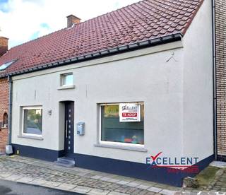 Op zoek naar een ruime, instapklare woning met alle comfort én een mooie tuin? Dan is deze volledig gerenoveerde gesloten bebouwing misschien wel...