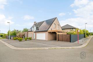 Te koop: Hedendaagse villa met zwembad in Dottenijs!
In de gegeerde woonwijk La Cabocherie in Dottignies bevindt zich deze hedendaagse villa. Dankzij de kwalitatieve afwerking en praktische indeling is deze woning ideaal voor gezinnen of wie wonen en werken wil combineren.
Wat maakt dit pand uniek?
Via de ruime inkomhal met gastentoilet komt u in de lichtrijke leefruimte met volledig uitgeruste open keuken. Daarnaast beschikt de woning over een polyvalente ruimte met directe toegang tot de tuin, ideaal als bureau, praktijk of speelkamer. Verder zijn er een douchekamer, wasruimte, berging en een inpandige garage. Op de verdieping bevinden zich drie ruime slaapkamers, een dressing en een badkamer.
Buiten geniet u van een zonnig terras, een mooi aangelegde tuin met zwembad, een carport en meerdere private parkeerplaatsen.
De woning is bovendien energiezuinig en uitgerust met zonnepanelen, conforme elektriciteit, dubbele beglazing en behaalt een gunstig EPC-label B.
Voor wie is dit ideaal?
Ideaal voor mensen die op zoek zijn naar een instapklare villa met zwembad, veel leefruimte en een rustige residentiële ligging.
Te koop via Immo Beguin, jouw vastgoedexpert sinds 2009, met kantoren in Ronse, Waregem, Kortrijk, Deinze, Doornik en Lessines.
Meer info of bezoek via sebastien@immobeguin.be