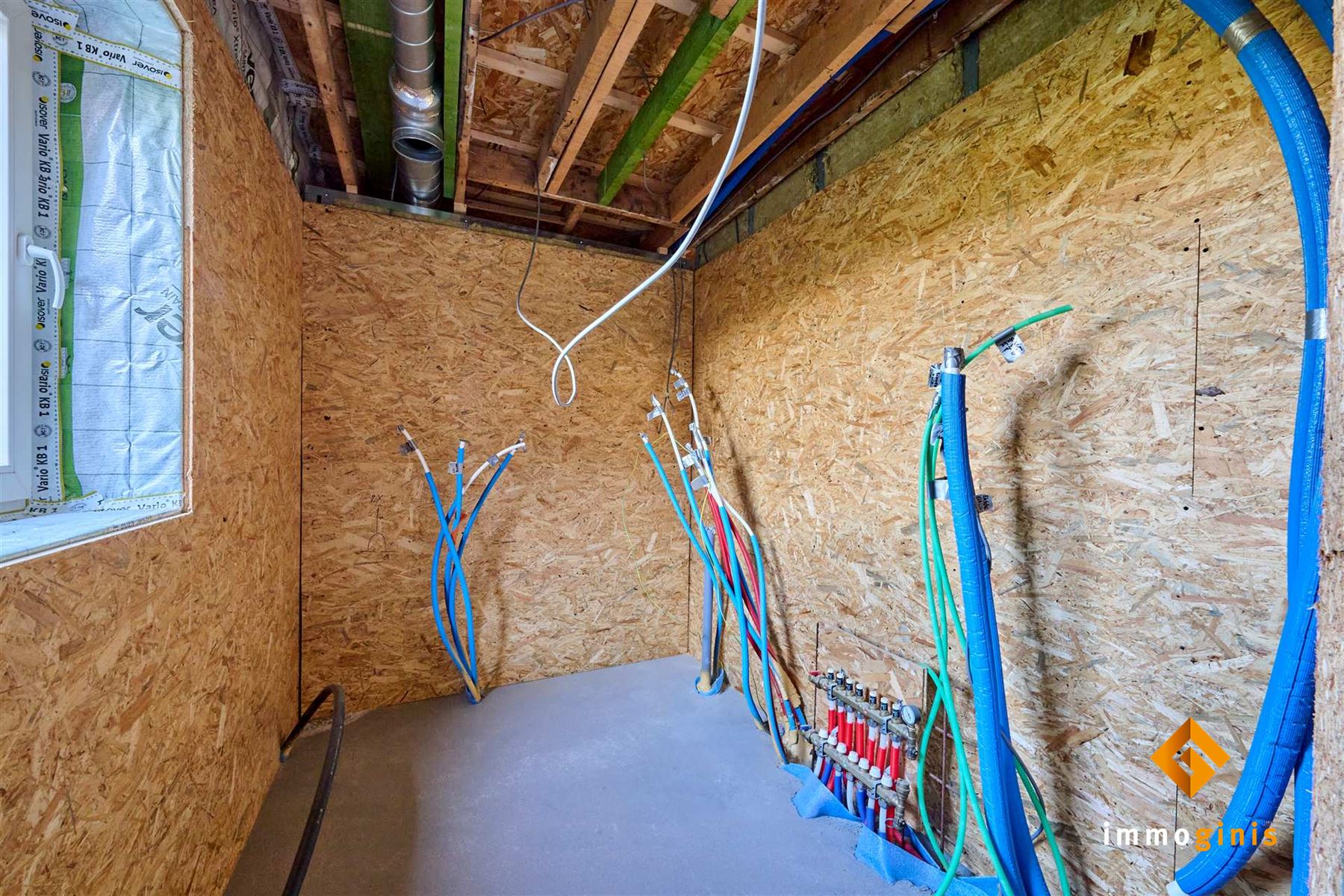 Gerenoveerde, verder af te werken starterswoning op ruim perceel van 7a35ca.   - foto 5