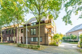 Ontdek dit stijlvol en verzorgd appartement waar ruimte, licht en wooncomfort centraal staan. Dankzij de grote raampartijen en dakramen geniet de ruime leefruimte van een aangename natuurlijke lichtinval. De open indeling biedt voldoende plaats voor een gezellige zithoek en een volwaardige eethoek, met aansluitend de praktische, volledig ingerichte keuken.<br /><br />Het appartement beschikt over twee slaapkamers, waarvan één momenteel is ingericht als een dressing / logeerkamer. De ruime badkamer is voorzien van zowel een ligbad als een afzonderlijke douche, toilet en lavabomeubel. Daarnaast is er een aparte berging met aansluitingen voor wasmachine en droogkast.<br /><br />Een extra troef is de ruime zolder, die heel wat bijkomende opbergmogelijkheden biedt. Vanuit de leefruimte heeft u toegang tot het aangename terras, waar u in alle rust kunt genieten van het open uitzicht en de groene omgeving. Ook aan parkeergemak werd gedacht: bij het appartement hoort een carport met extra bergruimte. De carport wordt verplicht mee aangekocht voor 6.000,00 euro, wat de totale aankoopprijs van het appartement, inclusief carport, op 365.000,00 euro brengt.<br /><br />Dankzij EPC-label A is dit bovendien een bijzonder energiezuinige woonst. De verzorgde afwerking, mooie lichtinval en praktische indeling maken dit appartement ideaal voor wie op zoek is naar comfortabel en instapklaar wonen. Appartement is voorzien van vloerverwarming met extra koelfunctie. <br /><br />Bezoekmoment vindt plaats op maandag 19 oktober'26 van 16u00 tot 18u00, mits het maken van een afspraak via 09 395 05 40 of verkoop@concept-home.be