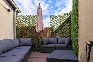 Dit charmante dakappartement bevindt zich op de derde verdieping van een verzorgd gebouw in een rustige, doodlopende straat nabij het Antwerpse Zuid. De Troonplaats, het Zuidpark, tal van winkels, gezellige horecazaken en culturele hotspots bevinden zich allemaal op wandelafstand. Dankzij de uitstekende bereikbaarheid met zowel het openbaar vervoer als de wagen vormt dit een bijzonder centrale uitvalsbasis.<br /><br />De lichtrijke leefruimte wordt gekenmerkt door een karaktervolle balkenstructuur en sluit naadloos aan op de moderne, volledig uitgeruste open keuken met kookeiland en gezellige zitplaats. Verder beschikt het appartement over twee slaapkamers, die naar wens flexibel kunnen worden ingericht. De moderne badkamer is uitgerust met een ruime regendouche, wastafel met opbergmogelijkheden, toilet en aansluiting voor een wasmachine.<br /><br />De absolute troef is het zuidgerichte dakterras, waar u dankzij de gunstige oriëntatie volop van de zon en de buitenlucht geniet. Daarnaast is het appartement voorzien van airconditioning. <br /><br />Tot slot is er een handige kelderberging inbegrepen in de prijs.<br />Kortom, een karaktervol en instapklaar appartement waar comfort en een zonnige buitenruimte samenkomen, op een toplocatie nabij het Zuid.<br /><br />Interesse?<br />Contacteer LISTED voor een bezoek via +32 3 283 51 51.
