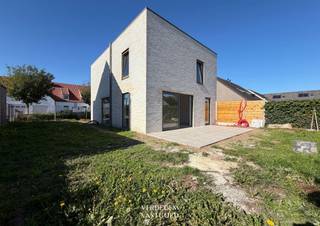 <p><span>Ligging<br /></span><span>Deze nieuwbouwwoning geniet van een rustige ligging in Evergem.<br />Ook qua bereikbaarheid woon je hier goed dankzij de vlotte aansluiting op de fietssnelwegen F40 en F42, het station in Evergem en de nabijheid van R4, N9 en E34 is een pluspunt.<br /><br /></span><span>Nieuwbouwwoning met 3 slaapkamers, inpandige garage en zonnige tuin op 371 m²<br /></span><span>Deze energiezuinige nieuwbouwwoning (E30, energieklasse A) combineert een tijdloze architectuur met doordacht wooncomfort. <br /><br />Gelijkvloers<br />/ inkomhal met gastentoilet<br />/ lichtrijke leefruimte met zithoek, eetplaats en open keuken<br />/ groot schuifraam met toegang tot het terras<br />/ praktische wasplaats/berging met buitendeur<br />/ berging onder de trap<br />/ inpandige garage met elektrische sectionale poort<br /><br />Verdieping<br />/ ruime nachthal<br />/ drie volwaardige slaapkamers<br />/ badkamer met ligbad en inloopdouche<br />/ apart toilet<br />/ extra bergruimte<br /><br />De woning voldoet aan alle huidige energienormen. <br />Een maximaal E-peil van E30 zorgt voor een laag energieverbruik en een aangenaam binnenklimaat het hele jaar door.<br /><br /></span><span>Extra<br /></span><span>/ warmtepomp lucht / water<br />/ vloerverwarming<br />/ ventilatiesysteem C<br />/ septische put<br />/ regenwaterput 7500l<br />/ technische omschrijving: zie lastenboek bij downloads<br /><br /></span></p>