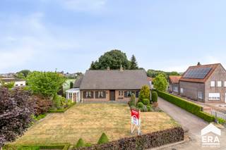 Klassevolle, rustig gelegen villa op een ruim perceel van 3.673 m² met achterliggend bos.De woning is volledig gelijkvloers gebouwd, maar met...