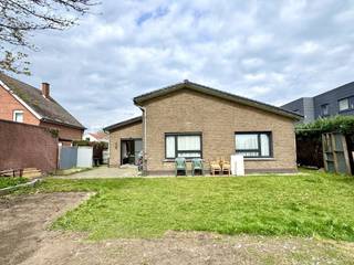 <p>Deze bungalow is SUPER gelegen in een zeer mooie en rustige wijk. Brede oprit, ruime garage, 3 grote slaapkamers, afzonderlijke bureau en zonnige tuin! INDELING: inkomhal, gastentoilet, grote lichtrijke leefruimte, keuken, garage met bergruimte en wasplaats, nachthal, 3 slaapkamers, badkamer en bureautje. Boven is er een handige zolder, die kan worden uitgebouwd tot extra verdiep. De woning heeft 20 ZONNEPANELEN.</p>