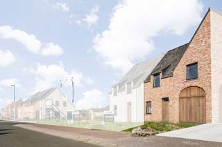 Deze energiezuinige gesloten nieuwbouwwoning in landelijke bouwstijl werd reeds wind-waterdicht opgebouwd en wordt binnenin verder kwalitatief afgewerkt door Dumobil Woonprojecten naar wens van de koper. Deze woning (lot 45) heeft een perceeloppervlakte van 270 m² en een noordwestelijk georiënteerde tuin waardoor je kan genieten van een avondzonnetje in de tuin.<br /><br />Via de inkomhal kom je terecht in een open leefruimte met salon, eethoek, bureau en open keuken. Er is een aparte wasplaats en gastentoilet. Op de eerste verdieping zijn er 4 slaapkamers, nog een toilet, berging en een badkamer met dubbele wastafel, douche én bad. Met een vaste trap kom je op de zolderruimte die dienst kan doen als extra kamer. Er is een inpandige garage, een aangelegde voortuin en tuin met terras. Geniet daarbij van de nieuwste technieken, waaronder de geothermische warmtepomp, zonnepanelen en vloerverwarming om te verwarmen in de winter en te verkoelen in de zomer. Deze woning krijgt dan ook energielabel A.<br /><br />Deze all-inprijs excl. kosten omvat een volledig afgewerkte, instapklare woning met álle voorzieningen en omgevingswerken inbegrepen. De totale kostprijs inclusief wettelijke kosten waaronder registratierechten, btw, notariskosten en aansluitingskosten kan je eenvoudig bekijken op onze <u><strong>website</strong></u>: <u><strong>dumobil.be/nl/woonprojecten/projecten/meulebeke-steenstraat-kapellestraat</strong></u> En/of contacteer onze bouwadviseur Sam Borrey voor meer info: 0483/21.01.33 | sam@dumobil.be<br /><br />Vraag vrijblijvend verdere info aan bouwadviseur Sam: <strong>sam@dumobil.be</strong> | <strong>0483 210 133</strong>