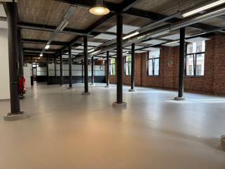 <strong>DUBOIS meets FUGGER. Exclusieve loft kantoorruimte in een industrieel gebouw op toplocatie met een terras van 140 m² met een zuid oriëntatie. Het gebouw is volledig gerenoveerd en in prima staat, voorzien van alle comfort. De combinatie van beton en originele stenen muren geeft het gebouw een extra uitstraling.</strong><br /><br />Een riante inkomhal met een industriële lift voorzien van extra laadmogelijkheden via de straatzijde.<br /><span>Twee verdiepingen met lofts die diverse bedrijven huisvesten - zoals notariskantoor, uitgeverij, groothandel kleding enz. </span><br />Op de eerste verdieping van de Tabaksnatie een schitterend loftkantoor van ca 530 m² met een plafondhoogte van 3.99m. <br />Veel natuurlijke lichtinval en achteraan een zuidgeoriënteerd terras van ca 140 m². De kantoorloft is voorzien van een extra vergaderzaal, opbergruimte, technische ruimte en een grote ingerichte keuken aanpalend bij het terras, toiletten voor dames en heren. De kantoorwanden kunnen weggehaald worden en/of verplaatst worden naar behoefte. Mogelijkheid tot het huren van 3 autostaanplaatsen.<br /><br /><strong><span>INDELING</span></strong><br />- kantoorruimte 530 m² met gesloten vergaderzaal.<br />- Technische ruimte <br />- Keuken voorzien van toestellen en eetplaats<br />- terras van 140 m² <br />- Toiletten gescheiden voor dames en heren<br />- elektriciteit conform<br />- warmelucht verwarming (individuele verwarming-water-elektriciteit-internet) <br />- inpandig € 250/ 3 plaatsen in cascade<br />- AO: algemeen onderhoud gemene delen en lift 5 % van de jaarhuur<br />- KI: onroerende voorheffing 5 %
