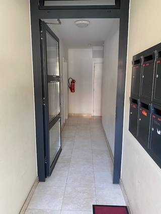 Momenteel is het appartement verhuurd aan een TOP huurder (843,82€/maand). Wij zoeken dan ook een investeerder om onze huurder mee over te nemen. Dit appartement is zeer centraal gelegen nabij winkels, openbaar vervoer, scholen, ... Klein gebouw met 6 appartementen. Lage gemeenschappelijke kosten. Alle meters van gas, elek en water zijn afzonderlijk. Lift aanwezig in het gebouw. Indeling: inkomhal met aparte toilet, ruime woon-en eetkamer met veel lichtinval, geïnstalleerde keuken, berging, badkamer met bad, douche en dubbele spoeltafel, 2 slaapkamers waarvan 1 met terras. Electriciteit conform! Afzonderlijke kelder voorzien. Voor meer informatie of vrijblijvend plaatsbezoek 0488/60.05.07