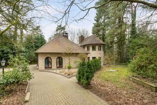 In de groene en gegeerde buurt Steijnhoeven bevindt zich deze villa op een achterliggend perceel van 3.905m². Achter een automatische toegangspoort...