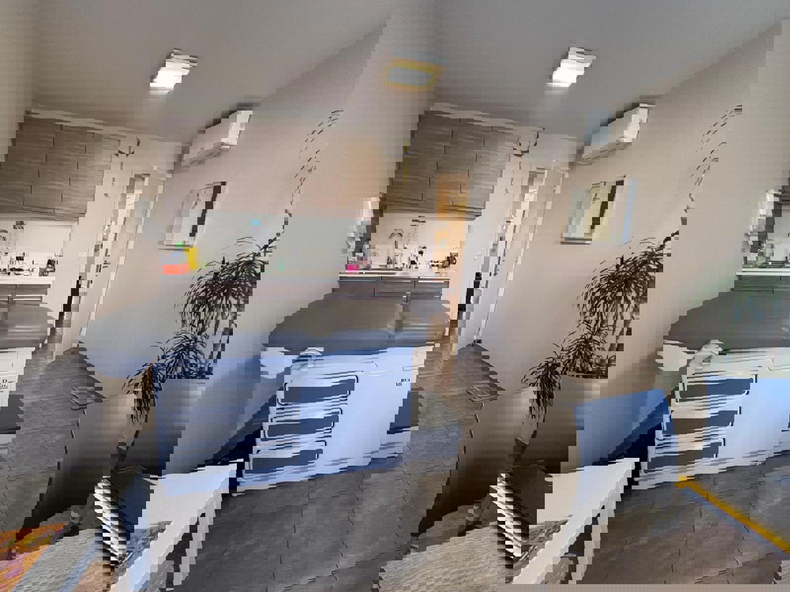 Instapklaar praktijk-/kantoorpand in het centrum van Tielt. - foto 4