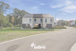Bij de verkoop van deze woning wordt gewerkt met een <strong>RICHTPRIJS.</strong><br />Elk prijsvoorstel hoger of lager dan deze richtprijs wordt voorgelegd aan de verkoper(s), die dit al dan niet kan aanvaarden.<br /><br />Deze recente (2023), energiezuinige (EPC-label A en zonnepanelen) woning is gelegen in een bijzonder aangename, kindvriendelijke en rustige woonwijk, op de grens van Destelbergen, Sint-Amandsberg en Oostakker vlakbij 'Brouwerij Haeseveld'. Een groot speelpark in de wijk maakt de omgeving extra aantrekkelijk voor gezinnen met kinderen. De ligging combineert rust met een uitstekende bereikbaarheid: de R4 is vlot bereikbaar en het centrum van Gent ligt op slechts circa 15 minuten fietsen. Ook winkels, scholen, openbaar vervoer, ... bevinden zich in de nabije omgeving.<br /><br />Bij het binnenkomen valt meteen de verzorgde afwerking op. De inkomhal is voorzien van een praktische maatwerkvestiaire met geïntegreerde opbergruimte en geeft toegang tot een afzonderlijk gastentoilet met lavabo. Via de stalen deur komt u terecht in de lichtrijke leefruimte, waar keuken, eetplaats en zithoek op een open en aangename manier met elkaar verbonden zijn. Grote raampartijen zorgen voor veel natuurlijk licht, prachtig uitzicht op het groen en creëren een mooie verbinding met de tuin.<br />De luxueus ingerichte keuken vormt het hart van de woning en beschikt over een royaal kookeiland met zitplaatsen. Ze is volledig uitgerust met hoogwaardige toestellen, waaronder een stoomoven (Miele), oven (AEG), inductiekookplaat (AEG), dampkap, koelkast, vaatwasser en spoelbak. Verder is er op het gelijkvloers een praktische berging.<br /><br />Op de eerste verdieping bevinden zich de nachthal met drie slaapkamers, waarvan één met ruimte voor een dressing. De badkamer is comfortabel ingericht met een ligbad, douche en dubbele wastafel. Een afzonderlijk toilet vervolledigt deze verdieping.<br /><br />De tweede verdieping bestaat momenteel uit een ruime zolder van circa 42,5 m² met voorzieningen en een raam. Deze biedt bijzonder veel extra bergruimte en kan naargelang de behoeften voor verschillende doeleinden worden benut. Een vierde slaapkamer en eventueel een vijfde slaapkamer is hier zeker mogelijk.<br /><br />Ook buiten is het aangenaam vertoeven met een prachtig uitzicht op het groen. Via de leefruimte is er toegang tot het zonneterras en de zuidgerichte tuin met uitweg achteraan naar de carport met laadpaal en oprit voor meerdere wagens.<br /><br />Daarbovenop geniet deze gezinswoning over vliegenramen, ventilatiesysteem D, regenwaterput (10.000 l), videofoon, vloerverwarming, zonnepanelen, laadpaal, ...<br /><br /><strong>Ook wild geworden van deze thuis? <br />Twijfel niet langer en leg vandaag nog uw bezoek vast! </strong>