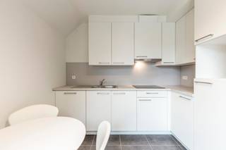 Rustig gelegen duplex appartement in het centrum van Zolder.<br /><br />Een goed geïsoleerde buitenkant en een goede technische installatie binnenin verzekeren je een laag verbruik en dus energiezuinig wonen. Dit appartement heeft een bewoonbare oppervlakte van 111m² en heeft een gezellig terras. <br /><br />De indeling van het ruime duplex appartement 11.21 (appartement 9) is als volgt:<br />Inkomhal met aan de ene kant toegang tot de eetruimte en de zitruimte en aan de andere kant de uitgeruste keuken met ontbijthoek Tevens is er een apart WC . Aan beide zijden is er een terras aan keuken en zitruimte. De centrale trap gaat de bovenverdieping met 2 slaapkamers en een badkamer met douche en dubbele lavabo.<br /><br />Verder is er nog ondergrondse parkeerplaats en een kelderberging (nr. 4) voorzien en inbegrepen in de prijs<br /><br />De verwarming gebeurt met een condenserende ketel op aardgas. Lift aanwezig.<br /><br />Voor meer informatie of een bezoek ter plaatse, klik je op onze website www.jansenrealestate.be bij het pand op de knop 'bezoek aanvragen'.<br />Wij ontzorgen je ook voor de verkoop van je huidige woning! Voor meer uitleg helpen we je graag verder.