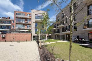 Dit gloednieuwe en instapklare duplexappartement maakt deel uit van residentie Thuis aan de Statie, een energiezuinig nieuwbouwproject in de stationsbuurt van Deinze. Dankzij de centrale ligging bevinden winkels, scholen, restaurants, sportfaciliteiten en het station zich op wandelafstand. Ook de E17 is vlot bereikbaar, wat zorgt voor een uitstekende verbinding richting Gent en Kortrijk. Met een bewoonbare oppervlakte van 170,90 m², een zuidgericht terras van 11,2 m² en een indrukwekkende plafondhoogte van meer dan 4 meter in de leefruimte biedt dit appartement een uitzonderlijk gevoel van ruimte en licht. Daarnaast genieten bewoners van een gemeenschappelijke daktuin van 300 m² met een prachtig uitzicht over Deinze.<br /><br />Via de inkomhal op de bovenste verdieping betreedt u het appartement. Hier bevindt zich de lichtrijke leefruimte met open keuken, waar de royale plafondhoogte van meer dan 4 meter en de grote raampartijen zorgen voor een aangename woonbeleving. Aansluitend vindt u een praktische berging, een afzonderlijk toilet en toegang tot het zuidgericht terras van 11,2 m².<br /><br />Een verdieping lager, die te bereiken is met de trap én met de lift, bevindt zich het nachtgedeelte. Hier beschikt het appartement over drie volwaardige slaapkamers, een afzonderlijk toilet en twee badkamers, beide uitgerust met een dubbele wastafel en een inloopdouche. Dankzij deze doordachte indeling worden wonen en slapen optimaal van elkaar gescheiden.<br /><br />Dit appartement werd uitgerust met duurzame en toekomstgerichte technieken. Zo beschikt het over een individuele warmtepomp in combinatie met vloerverwarming, wat zorgt voor een optimaal comfort en een laag energieverbruik. Daarnaast is een ventilatiesysteem type D met warmterecuperatie voorzien en wordt het sanitair warm water aangemaakt via de geïntegreerde boiler van de warmtepomp. De kwalitatieve afwerking omvat een moderne keuken met inbouwtoestellen, stijlvolle badkamers met betegelde inloopdouches en hoogwaardige vloerafwerking.<br /><br />Indien gewenst kan er een bovengrondse afgesloten autostaanplaats aangekocht worden voor de prijs van 22.000 euro. <br /><br />E-peil: E30 / EK confom<br /><br />Verlaagd btw-tarief van 6% mogelijk op de volledige constructiewaarde, nu ook voor investeerders mits min. 15 jaar verhuur.<br /><br />Benieuwd naar dit unieke appartement? Een persoonlijke, vrijblijvende afspraak kan via guillian@landbergh.be of 09 278 78 79.