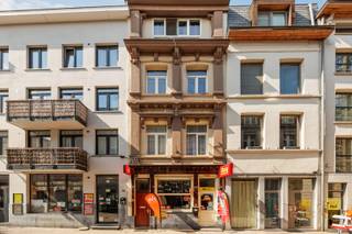 Vergunde opbrengsteigendom bestaande uit 3 appartementen én handelsruimte (horeca) in het bruisende stadscentrum!Het gebouw betreedt men via de...