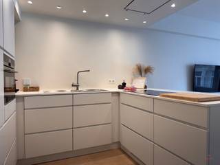 <p><span>Modern, bemeubeld appartement vlakbij de zeedijk te Oostende</span></p><p><span> </span></p><p><span>Geniet van een uitstekende ligging in Oostende, op slechts 50 meter van de zeedijk en op amper 400 meter van het bruisende stadscentrum.</span></p><p><span>Alle voorzieningen, winkels, restaurants en ontspanning bevinden zich binnen handbereik.</span></p><p><span>Dit 2-slaapkamer appartement werd recent gerenoveerd met oog voor kwaliteit en comfort, waarbij gebruik werd gemaakt van hoogwaardige materialen, waaronder een prachtige parketvloer.</span></p><p><span>Dit appartement wordt bemeubeld verhuurd.</span></p><p><span> </span></p><p><span>Een ondergrondse autostaanplaats is eveneens beschikbaar voor verhuur aan € 60 per maand, gelegen aan de Leopold I-laan.</span></p><p><span> </span></p><p><span>Indeling: inkomhal, toilet, badkamer, ruime woonkamer met open keuken, eerste slaapkamer met ensuite badkamer, tweede slaapkamer (stapelbed)</span></p><p><span> </span></p><p><span>Troeven:</span></p><p><span>- Hoogwaardige materialen</span></p><p><span>- Toplocatie</span></p><p><span> </span></p><p><span>Informatie:</span></p><p><span>- Beschikbaarheid: 15/01/2027</span></p><p><span>- Huurprijs: € 1.200 huur + € 130 syndicuskosten + € 45 nternet en TV = € 1.375/maand</span></p><p><span>- Huurwaarborg: 3 maanden huur</span></p><p><span>- Extra kosten: eenmalige koste ten laste van de huurder voor de plaatsbeschrijving</span></p><p><span> </span></p><p><span>Interesse? neem contact op met Yana via 09 227 08 90 of yana@heritagevastgoed.be</span></p><p><span> </span></p><p><span> </span></p><p><span> </span></p>