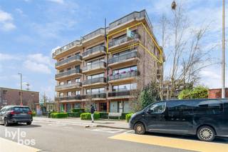 Lichtrijk en ruim appartement gelegen op de vierde verdieping van een verzorgd gebouw met lift. Dankzij de halfopen bebouwing geniet het...
