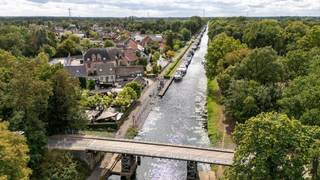 <strong>Instapklare en uitzonderlijk gelegen woning nabij groen en de jachthaven (Kanaal van Beverlo) met o.a. 3 à 4 ruime slaapkamers, lichtrijke woonkamer en ruime leefkeuken. Het geheel ligt op een perceel van ca. 437m², rustig gelegen nabij het groene hart van Lommel (Natuurpark Keiheuvel en Nationaal Park Bosland). De woning van bouwjaar 1996 is zeer energiezuinig: zij beschikt over hoogrendementsbeglazing, een recente gascondensatieketel en lucht/lucht warmtepomp. Er zijn verder 12 zonnepanelen. De woning biedt legio parkeermogelijkheden en een idyllisch uitzicht. Ideaal om wonen, maar o.a. ook voor (vakantie)verhuur. De woning wordt thans verhuurd (informatie op aanvraag). De ligging combineert rust, comfort en natuur met opportuniteiten vanuit recreatie- en toerisme-oogpunt. De woning is gelegen nabij verschillende fiets-, wandel- en vaarpaden.<br /><br /></strong><span>Gelijkvloerse verdieping</span>:<br />Via de inkomhal met vestiairegedeelte en gastentoilet heeft u toegang tot de woonkamer. Deze leefruimte is opgedeeld in een zithoekgedeelte (vooraan) en een eetgedeelte (achteraan). Zij geniet van veel natuurlijk daglicht door de grote raampartijen. Vanuit de leefruimte is de lichtrijke veranda en de open leefkeuken bereikbaar. De keuken is geïnstalleerd met oudere maar werkende kwaliteitstoestellen. Aan de keuken bevindt zich een bijkeuken waar voorzieningen zijn voor wasmachine en droogkast. <br /><br />Er is verder een garageruimte die werd omgebouwd tot studio. Deze is eenvoudig terug om te vormen tot inpandige garage of multifunctionele ruimte (bijvoorbeeld bijkomende leefruimte, hobbyruimte of atelier). Deze kamer maakt de woning bovendien levensloopbestendig.<br /><br /><span>Bovenverdieping</span>:<br />De vaste trap in de inkomhal brengt u verder naar de eerste verdieping. <span>Hier bevinden zich 3 ruime slaapkamers en de badkamer met ligbad, een lavabo, inloopdouche en een toilet.<br /><br /><span>Buitengebeuren</span>:<br /></span>De woning heeft een oprit aan de zijkant van de woning. Deze loopt door tot achter de woning waar zich verschillende terrassen bevinden. De woning is gelegen tegenover de jachthaven van het Kanaal van Beverlo en geeft uit op verschillende wandel- en fietsroutes en natuurgebieden Natuurpark Keiheuvel en Nationaal Park Bosland (Fietsen door de Bomen). Nabij is ook de klassevolle brasserie De Waterkant gelegen. <br /><br /><span>Bijzonderheden</span>:<br /><span>- EPC van 151 kWh/m²/jaar: geen renovatieverplichting</span><br /><span>- Bewoonbare oppervlakte van 251m²</span><br /><span>- Buitenschrijnwerk in PVC en hoogrendementsglas (dubbel)</span><br /><span>- Centrale verwarming op aardgas met radiatoren (condensatieketel)</span><br /><span>- Inclusief zonnepanelen (12 panelen; 24m²)</span><br /><span>- Zeer gunstige ligging op wandelafstand van het natuur en scholen </span><br /><span>- Zeer gunstige ligging aan Jachthaven Kanaal van Beverlo<br /></span><span>- Gezellige en kwaliteitsvolle woning ‘met een ziel’</span><br /><span>- Meer dan voldoende parkeermogelijkheden</span><br /><span>- Bouwjaar 1996: goed onderhouden<br /></span>- Garage doet thans dienst als studio<br />- Woning is thans verhuurd: informatie op aanvraag<br /><br />https://tour.giraffe360.com/e76444fab1994c1b8e5c4b79c34b32c9/