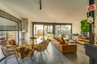 GelijkvloersDe woning beschikt over bijzonder ruime leefruimtes met twee grote woonzones die samen zorgen voor een open en aangename indeling. De...