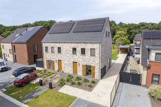 TE KOOP: Halfopen nieuwbouwwoning gelegen in een rustige omgeving te Leopoldsburg! Welkom in deze kwalitatief afgewerkte halfopen bebouwing, rustig...