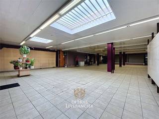 Bent u opzoek naar een ruime handelsgelijkvloers ?Kom snel kijken naar dit ruim pand in het centrum van Kontich Kazerne, ideaal voor allerlei...