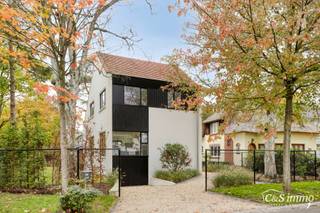 Une construction ouverte, lumineuse et pleine de caractère, avec un jardin ensoleillé de 560 m². La maison a été rénovée en 2025 et est située à la frontière avec Vriesdonk, à quelques pas du centre.<br />Le hall d'entrée lumineux vous accueille et donne immédiatement le ton pour l'intérieur chaleureux. Le hall comprend des toilettes séparées et un vestiaire, ainsi qu'un bureau/espace de travail séparé.<br />Le salon confortable, d'environ 43 m², est aménagé sur deux niveaux et respire la classe et la convivialité, avec de grandes baies vitrées qui laissent entrer abondamment la lumière du soleil. La salle à manger est adjacente à la cuisine luxueuse semi-ouverte, équipée d'un plan de travail en pierre, d'une plaque à induction, d'une hotte aspirante, d'un four combiné, d'un réfrigérateur et d'un lave-vaisselle.  La cuisine et la salle à manger donnent directement accès à la terrasse ensoleillée et au jardin aménagé.<br />La maison dispose de trois chambres à coucher (environ 18-15-10 m²) avec parquet. Salle de bains luxueuse avec douche à l'italienne, baignoire, double meuble de salle de bains et toilettes.<br />Au sous-sol, vous trouverez un débarras pratique et un garage.<br />La maison a été rénovée en 2025. Des panneaux solaires sont prévus. EPC B. Électricité conforme, nouvelle chaudière au gaz, etc.<br />