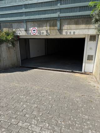 Centraal gelegen gesloten garagebox in de Badenlaan De Polders, te Westende! Breedte van de garagepoort 2,30 m, poorthoogte 1,93 m, hoogte tot aan het plafond 2,20 m
Bij interesse of vragen, aarzel niet en contacteer ons op het nummer 0471 10 63 68 of info@immonoella.be