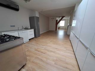 Op te frissen rijwoning met oprit en tuin. Uit de hand te koop.GEEN MAKELAARS en onmiddellijk beschikbaar!De woning heeft de voorbije jaren al...