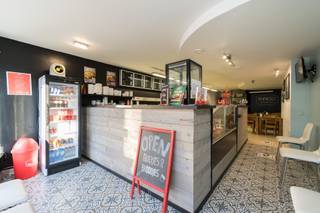 Deze handelsruimte met horeca-uitbating is centraal gelegen op een boogscheut van het centrum van Geel. De handelsruimte is momenteel ingericht...