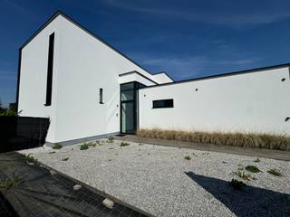 Op een prachtig perceel van 1.866 m² vinden we deze unieke moderne villa met een bewoonbare oppervlakte van maar liefst 335 m², gebouwd met oog voor stijl, ruimte en kwaliteit.<br />De woning is gelegen aan Gooreind 42A in Geel, in een rustige straat met vlotte verbinding naar het centrum, winkels, scholen en invalswegen.<br /><br />✅ Indeling:<br />Gelijkvloers:<br />Ruime inkomhal met gastentoilet<br />Grote leefruimte met open keuken, eetruimte en zithoek<br />Ruime wasplaats/berging/vestiare<br />Slaapkamer 1 (studio) met aansluitende badkamer (ideaal als gelijkvloerse master)<br />Garage met automatische poort<br /><br />Verdieping:<br />3 ruime slaapkamers<br />Tweede badkamer met douche<br />Nachthal met apart toilet<br />Bureau/extra ruimte met zicht op leefruimte<br />2de wasplaats/Berging<br /><br />🌿 Buitenruimte:<br />Zuidwestgerichte tuin<br />Zwembad in natuursteen met strakke terrassen<br />Mooie en onderhoudsvriendelijke aanplanting met oog op privacy.<br />Ruime oprit.<br /><br />⚙️ Extra troeven:<br />Recent gebouwd ism met gekende architect en aannemers uit de regio.<br />Hyper geïnstalleerde keuken.<br />Zéér energiezuinig, negatief EPC, label A+! E -15, -29kWh/m²j<br />10.000+ wp aan zonnepanelen met thuisbatterij.<br />Diepteboring (±120m) met filtratiesysteem voor drinkwater.<br />Lucht/water warmtepomp met vloerverwarming<br />Zwembad met verwarming via warmtepomp.<br />Bijgebouw in tuin dat nog naar wens verder ingericht kan worden.<br /><br />P en G score: D<br />WG-GMO-GVKR-VV<br /><br /> 