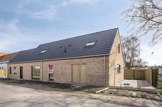 Halfopen nieuwbouwwoning te koop in de Stavelestraat 4 te Vleteren met 3 kamers, dubbele oprit en tuin. Deze kwalitatieve nieuwbouwwoning wordt volledig afgewerkt verkocht, de aanleg van de tuin/oprit inbegrepen. Aankoop kan totaal aan 6% btw! Dit huis wordt afgewerkt opgeleverd in september 2026.Kom vrijblijvend langs tijdens ons opendeurmoment op zaterdag 25/04 tussen 11u en 12u en laat je verrassen! Allen welkom!INDELINGGelijkvloers: Inkomhal met toilet - lichtrijke woonkamer voorzien van vloerverwarming en met volledig geïnstalleerde open keuken - berging - aangelegde tuin met ruim terras en dubbele parkeerplaats naast de woning.Eerste verdieping: Drie slaapkamers - badkamer - berging - apart toilet.TECHNISCH- EPC A- Conform EPB-regelgeving (Zonnepanelen)- 10.000L regenwater- Vloerverwarming - Ventilatiesysteem D- Elektriciteit conform- Aansluiting laadpaal voorzien- Wachtbuis warmtepomp voorzienUitermate geschikt voor wie op zoek is naar een instapklaar huis zonder werk! Dit huis te koop wordt volledig afgewerkt met de nieuwste technieken en materialen. De aankoop kan volledig (grond + constructie) aan 6% btw!