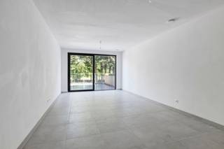 Op zoek naar een appartement met een aangename buitenruimte en een vlotte bereikbaarheid? Dan is dit recente 1-slaapkamerappartement aan de Leuvensesteenweg 209 in Aarschot zeker een bezoek waard.<br /><br />De woonst beschikt over een lichtrijke leefruimte met open keuken, een comfortabele slaapkamer, badkamer en praktische bergruimte. Het aansluitende terras en de privatieve tuin vormen een absolute meerwaarde en bieden een plek om in alle rust van het buitenleven te genieten.<br /><br />De ligging is bijzonder gunstig. Winkels, scholen, horeca, het centrum van Aarschot en het station bevinden zich op korte afstand. Dankzij de nabijheid van belangrijke verbindingswegen en de E314 geniet u bovendien van een vlotte verbinding richting Leuven, Hasselt en Brussel.<br /><br />Het appartement maakt deel uit van een recente, energiezuinige residentie en is daardoor zowel geschikt voor eigen bewoning als voor investeerders. 
<div>Bovendien geniet de eigenaar, dankzij het gunstige E-peil, nog van een vrijstelling van de onroerende voorheffing gedurende 5 jaar, wat een aantrekkelijk financieel voordeel vormt.</div>
<br />Ondergrondse parkeerplaats en privatieve berging verplicht mee aan te kopen voor € 35.000 exclusief kosten.<br /><br />Contacteer Sven gerust voor meer informatie of een bezoek ter plaatse op sven@immogve.be of 0486/400905