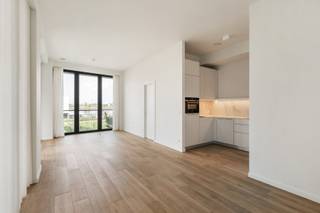 Gelegen op de eerste lijn aan de Schelde, in het prestigieuze residentiële project Scheldehof, bevindt zich dit hoogwaardig afgewerkte appartement met een uitzonderlijk frontaal uitzicht over de Schelde en de recent aangelegde kaaien.
Het appartement is gelegen op de eerste verdieping van een eigentijds gebouw met lift en combineert een moderne architectuur met een bijzonder aangename woonbeleving. Dankzij de ligging aan de waterzijde geniet de leefruimte van een prachtig, open uitzicht en een unieke connectie met de omgeving.
De indeling omvat een ruime en lichtrijke leefruimte met open, volledig geïnstalleerde keuken en aansluitende berging. Verder beschikt het appartement over twee volwaardige slaapkamers, een afzonderlijke douchekamer en een apart gastentoilet.
Het appartement wordt verhuurd voorzien van verlichting en gordijnen en is nog niet eerder bewoond geweest sinds de oplevering. De nieuwe huurder geniet bijgevolg van een eerste bewoning.
Een belangrijke troef is de dubbele kelderberging, die inbegrepen is in de huurprijs. Daarnaast is er in het gebouw een gemeenschappelijke fietsenberging voorzien.
Optioneel kunnen twee autostaanplaatsen worden bijgehuurd aan €125 per staanplaats per maand.
Huurprijs: €1.650 per maand
Gemeenschappelijke kosten: €150 per maand
Autostaanplaatsen: €125 per plaats per maand, optioneel
Kelderberging: dubbele berging inbegrepen
Beschikbaar: in overleg