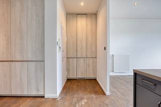 <h3><span>Instapklaar appartement</span></h3><h3><span> </span></h3><p><span>Op zoek naar een stijlvol en instapklaar appartement op een centrale ligging in Merksem? Dan is dit prachtig gerenoveerde appartement zeker een bezoek waard. Met zijn moderne afwerking, lichtrijke leefruimte en praktische indeling biedt deze woonst een aangename combinatie van comfort en functionaliteit.</span></p><p><span>Bij het betreden van het appartement via een veiligheidsdeur komt u terecht in een ruime en open leefruimte met veel natuurlijke lichtinval dankzij de grote raampartijen. De moderne open keuken is volledig geïntegreerd in de leefruimte en beschikt over kwalitatieve toestellen en voldoende opbergmogelijkheden. De warme parketvloer en neutrale kleurkeuzes zorgen voor een tijdloze uitstraling.</span></p><p><span>Een extra troef is de gezellige houtkachel die niet alleen voor sfeer zorgt, maar ook een aangenaam wooncomfort biedt tijdens de koudere maanden.</span></p><p><span>Het appartement beschikt over twee slaapkamers, waarvan één ruime hoofdslaapkamer en een tweede kamer die perfect kan dienen als kinder-, logeer- of bureauruimte. </span></p><p><span>De moderne badkamer is uitgerust met een ligbad, stijlvol badkamermeubel, handoekdroger en toilet. Aansluiting voor wasmachine en droogkast. </span></p><p><span>Dankzij de vele ingebouwde maatkasten in de gang geniet u bovendien van uitzonderlijk veel bergruimte.</span></p><p><span> </span></p><h3><span>Ligging</span></h3><p><span>Gelegen op een gunstige locatie met winkels, scholen, openbaar vervoer en recreatie mogelijkheden in de onmiddellijke omgeving. Dankzij de vlotte verbinding met Antwerpen en de Ring geniet u van een uitstekende bereikbaarheid.</span></p><p><span>Een ideale woonst voor starters, alleenstaanden, koppels of investeerders die op zoek zijn naar een instapklaar appartement op een centrale locatie.</span></p><p><span> </span></p><p><span>Interesse? Contacteer ons vandaag nog voor een bezoek en ontdek zelf de troeven van dit mooie appartement.</span></p>