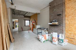 <h1><span>Te renoveren woning met 2 à 3 slaapkamers en tuin in Hemiksem</span></h1><p><span>Bent u op zoek naar een woning die u volledig naar eigen smaak en wensen kunt afwerken? Dan is deze woning aan de </span><span>Lindelei 119 in Hemiksem</span><span> zeker het ontdekken waard.</span></p><p><span>De woning biedt momenteel een mooie basis en beschikt over </span><span>2 à 3 slaapkamers</span><span>, afhankelijk van de gewenste indeling. Daarnaast is er een </span><span>ruime zolder</span><span>, die reeds </span><span>geïsoleerd</span><span> is en daardoor verschillende mogelijkheden biedt: als extra slaapkamer, hobbyruimte, bureau of bergruimte.</span></p><p><span>Achteraan bevindt zich een </span><span>gezellig tuintje</span><span>, ideaal om op warme dagen te genieten van een rustig moment in de buitenlucht of om een sfeervolle buitenruimte te creëren.</span></p><p><span>De woning dient </span><span>verder afgewerkt en/of gerenoveerd</span><span> te worden. Dit biedt toekomstige eigenaars net de mogelijkheid om de woning volledig naar eigen smaak in te richten en er een persoonlijke thuis van te maken.</span></p><p><span>Riolering, waterleidingen, gasleiding, boiler en verwarming zijn al reeds vernieuwd.</span></p><h3><span>Troeven</span></h3><ul><li><span> 2 à 3 slaapkamers (+zolder)</span></li><li><span> Geïsoleerde zolder met uitbreidingsmogelijkheden</span></li><li><span> Gezellig tuintje</span></li><li><span> Verder af te werken/te renoveren naar eigen smaak</span></li><li><span> Interessant renovatieproject met mogelijkheden</span></li></ul><p><span>Een woning met potentieel voor wie graag zelf de handen uit de mouwen steekt en een thuis wil creëren volgens eigen wensen.</span></p><p><span>Interesse? Neem gerust contact op voor meer informatie of een bezoek ter plaatse.</span></p><p><span>Sven@home4you.be</span></p>