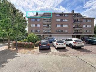 Lichtrijk appartement gelegen in een residentiele wijk in Meise<br /><br />Mooi en goed onderhouden appartement op de vierde en tevens bovenste verdieping van een kleinschalig gebouw. Het appartement beschikt over een ruime inkomhal met apart toilet, een gezellige leefruimte met parket, een keuken met veel bergruimte, een badkamer met ligbad en aansluitingen voor een wasmachine, en een zeer ruime slaapkamer.<br /><br />Ideaal als eigen woonst én een interessante investeringsopportuniteit. <br />Gemeenschappelijke lasten: €150/maand (gemeenschappelijke kosten, lift en privatief waterverbruik+verwarming).<br /><br />Info en bezoeken: 02/262.45.78 - meise@weinvest.be