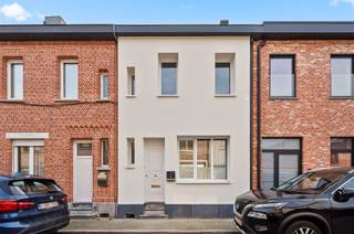 Cette maison rénovée se trouve dans l'une des rues les plus calmes de Malines. La façade en crépi décoratif blanc est surmontée d'un socle en...