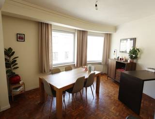 <p>Dit instapklare appartement is gelegen op de tweede verdieping van een gebouw met lift en combineert een aangename lichtinval met een praktische indeling en een uitstekende ligging. Vanuit het appartement bereik je vlot Gent-Dampoort en het historische stadscentrum, zowel te voet als met de fiets.</p><p>Via de inkomhal kom je in de ruime en lichtrijke leefruimte. De woonkamer sluit mooi aan op de open, ingerichte keuken, waardoor een aangename en praktische leefomgeving ontstaat.</p><p>Het appartement beschikt over twee volwaardige slaapkamers. De ruime hoofdslaapkamer biedt voldoende plaats voor een groot bed en extra kastruimte. De tweede kamer kan flexibel worden ingericht als kinderkamer, bureau, dressing of logeerkamer.</p><p>De badkamer is uitgerust met een ruime douche, wastafel, toilet en aansluiting voor een wasmachine.</p><p>Het appartement beschikt eveneens over een aangenaam balkon, waar je dankzij de gunstige oriëntatie heerlijk van de middagzon kunt genieten.</p><p>Verder beschikt het appartement over:</p><p>elektriciteit die conform is;<br />een gunstig asbestattest (asbestveilig);<br />geen renovatieplicht;<br />een fietsenstalling achter het gebouw;<br />ruime parkeermogelijkheden in de straat.</p><p>Dankzij de centrale maar toch rustige ligging is dit appartement een uitstekende keuze voor wie graag dicht bij de stad woont en tegelijk geniet van een praktische en aangename woonomgeving. Het appartement is geschikt voor zowel eigen bewoning als investering.</p><p>Bezoeken kunnen ingepland worden via WhatsApp: of mail:</p><p>De vermelde prijs is een richtprijs. Elk bod wordt in overweging genomen.</p>