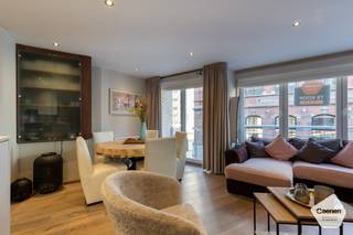 Ontdek dit <strong>lichtrijke</strong> en <strong>instapklare</strong> <strong>appartement</strong> op een <strong>toplocatie</strong> in het centrum van Blankenberge, op een <strong>boogscheut</strong> van het <strong>strand</strong> en met <strong>vlotte</strong> <strong>verbindingen</strong> via het <strong>openbaar</strong> <strong>vervoer</strong>. Dankzij de centrale ligging geniet u van alle voorzieningen binnen handbereik.<br /><br />Het appartement bevindt zich op de <strong>eerste</strong> <strong>verdieping</strong> van een recente residentie en is bereikbaar met de <strong>lift</strong>. Bij het betreden valt meteen de <strong>ruime</strong> en <strong>lichtrijke</strong> <strong>leefruimte</strong> op, die naadloos overgaat in een <strong>volledig</strong> <strong>uitgeruste</strong> <strong>open</strong> <strong>keuken</strong>. Vanuit de leefruimte heeft u rechtstreeks toegang tot een <strong>aangenaam</strong> <strong>terras</strong> waar u in alle rust kan genieten. Verder beschikt het appartement over <strong>twee</strong> <strong>volwaardige</strong> en <strong>ruime</strong> <strong>slaapkamers</strong>, een <strong>badkamer</strong> uitgerust met een <strong>ligbad</strong> met <strong>mogelijkheid</strong> tot <strong>douchen</strong> en een praktische <strong>berging</strong> met <strong>aansluiting</strong> voor een <strong>wasmachine</strong>.<br /><br />Extra troeven zijn de <strong>conforme</strong> <strong>elektrische</strong> <strong>keuring</strong> en het moderne karakter van het gebouw. Daarnaast biedt de eigenaar de <strong>mogelijkheid</strong> om een ruime <strong>staanplaats</strong> op niveau -1 <strong>aan</strong> <strong>te</strong> <strong>kopen.</strong><br /><br />Dankzij de uitstekende ligging, het comfort en de praktische indeling is dit appartement uitermate geschikt als tweede verblijf, investering of hoofdverblijfplaats.