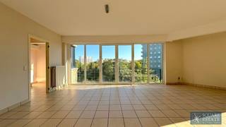 <p><span>Located in Molenbeek-Saint-Jean, Square Estate offers this beautiful 97 m² flat on the 3rd floor of a small building with a lift.</span></p><p><span>It comprises an entrance hall, a spacious and bright living room with access to the terrace, a fitted kitchen, a laundry room, a hallway leading to a bedroom and a bathroom. </span></p><p><span>The flat also has a cellar and a garage, which can be purchased for 25,000.</span></p><p><span>It is ideally located, with easy access to amenities, schools and public transport.</span></p><p><span>For more information or to arrange a viewing, please contact Square Estate at info@square-estate.be or on 02/460.42.01. </span></p><p><span> </span></p>