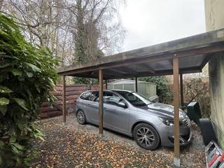 <p><span>HOEK 51: 2850 BOOM: </span></p><p><span> </span></p><p><span>Halfopen woning met carport in groene omgeving</span></p><p><span>Deze halfopen woning geniet van een uitstekende centrale ligging, tussen het groene Rumst-Terhagen en Boom. Scholen, supermarkten en openbaar vervoer liggen op fietsafstand. <br />Via de A12 hebt u een vlotte verbinding richting Antwerpen en Brussel. De omgeving leent zich perfect voor wie graag wandelt of graag rust en natuur opzoekt.</span></p><p><span> </span></p><p><span>De woning omvat:</span></p><p><span>Gelijkvloers: een ruime garage, ideaal als parkeerruimte of extra opslag. Vanuit de garage is er directe toegang tot de tuin, waar u de carport aantreft. Deze is bovendien makkelijk bereikbaar via een zijweg, wat in- en uitrijden erg praktisch maakt.<br />Verdieping 1: leefruimte met toegang naar een keuken. <br />Verdieping 2: een ruime slaapkamer en een tweede kleinere slaapkamer die voorzien is van CV.</span></p><p><span>De woning vraagt een energetische opfrissing om te voldoen aan de huidige energie normen, wat tegelijk een mooie kans biedt om alles naar eigen wens in te vullen. </span></p><p><span>Interesse of meer info? <span>info@immodillen.be</span></span><span> of bel ons gerust via 03888 44 01.</span></p><p><span> </span></p>