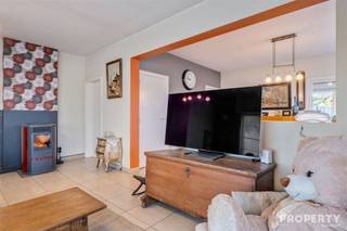 <p><span>Ruime gezinswoning met karakter in Zillebeke. Deze woning biedt 174 m² bewoonbare vloeroppervlakte op een perceel van 531 m² met een praktische indeling en veel potentieel. Met 3 slaapkamers, 1 badkamer en een aparte garage. op het gelijksvloers is er een lichtrijke woonkamer met grote raampartijen die zorgen voor veel daglicht en een aangename leefruimte. Aansluitend bevindt zich de eetkamer en een ruime open keuken. Achteraan ligt een handige hal met toegang tot de badkamer met inloopdouche en wastafel. </span></p><p><span>Verder zijn drie volwaardige slaapkamers. Zolder: meerdere ruimtes die momenteel dienstdoen als studeerkamer en hobbyruimte, ideaal voor thuiswerk, opslag of een extra logeerkamer. </span></p><p><span>De tuin biedt volop privacy en ruimte voor ontspanning. Een garage biedt plek aan één auto en extra berging, met daarnaast nog voldoende parkeergelegenheid op eigen terrein. </span></p><p><span> </span></p><p><span>Pluspunten</span></p><p><span>- Ruime en fleksibele indeling met potentieel om naar eigen smaak te renoveren</span></p><p><span>- Grote ramen en veranda die zorgen voor aangename leefruimtes</span></p><p><span>- Uitstekende buitenruimte met tuin en bijgebouwen</span></p><p><span>- Garage en voldoende parkeergelegenheid</span></p><p><span>- Rustige ligging in Zillebeke met gemakkelijke verbindingen naar voorzieningen en groen</span></p><p><span> </span></p><p><span>Deze woning biedt veel mogelijkheden voor wie op zoek is naar een ruime, karaktervolle thuisbasis in een rustige omgeving. Neem gerust contact op voor een bezichtiging op het nr. 056/ 960800 of mail naar info@property-vastgoed.be</span></p>