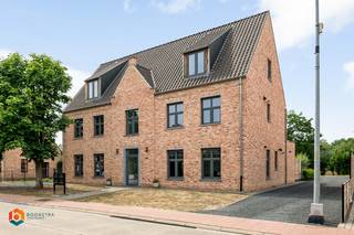 Op een uitstekende locatie in Grasheide bevindt zich dit recent en kleinschalig gebouw. Dit energiezuinige appartement bevindt zich in een rustige omgeving doch vlakbij winkels, eet-en drankgelegenheden, scholen en het openbaar vervoer.<br /><br />Dit gelijkvloers appartement beschikt over een lichtrijke leefruimte met grote raampartijen. Deze kunt u inrichten met een gezellige zithoek en een aparte eetplaats. De open keuken is mooi geïntegreerd in het geheel en is voorzien van de voornaamste, kwalitatieve toestellen. De hal geeft ons verder toegang tot een aparte berging/wasruimte, een apart toilet, 2 slaapkamers en de badkamer, uitgerust met dubbele lavabo en inloopdouche. In de aangename tuin met terras kunt u steeds in alle rust en privacy genieten van het mooie weer. Het appartement beschikt ook over een carport. De gemeenschappelijke kosten bedragen 55 euro per maand. De EPB-verslaggeving is momenteel nog in opmaak. <br /><br />Dit is een uitstekende opportuniteit als u op zoek bent naar een kwalitatief appartement op een centrale locatie in Grasheide. Contacteer ons voor meer informatie op 0479/47.09.61 of neem een kijkje op www.boonstravastgoed.be .<br /><br />Bijzonderheden:<br />- 2 slaapkamers<br />- Recent gebouw<br />- Tuin met terras