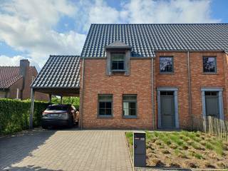 Nieuwbouw instapklare gezinswoning met 3 slaapkamers op een zeer gunstige ligging. De woning is voorzien van een ruime inkomhal, woonkamer, keuken, berging, achterinkom met apart toilet. Trap naar boven, 2 ruime slaapkamers, badkamer (bad/douche/dubbele wastafel/toilet). Trap naar boven, overloop, slaapkamer 3 en technische ruimte. Carport voorzien. Volledig beklinkerd. Omheinde tuin met tuinhuis op. Voor meer info contacteer ons via info@vastgoedfransen.be.