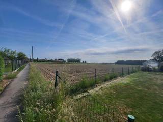 Perceel bouwgrond (7are59ca) met een uitstekende ligging voor een open bebouwing. Mogelijkheid om een woning van +/-250m2 te bouwen. Gevel: 6,71m/ gelijkvloers: 15m/ verdiep: 12m<br />De bouwgrond is centraal gelegen in een residentiële buurt, op enkele minuten van Wolvertem en Londerzeel centrum. Uitstekende verbinding Brussel-Ring-Antwerpen.