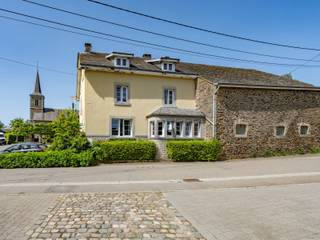 Immo By Julie stelt u met plezier deze charmante karaktervolle woning voor, gelegen in het hart van het rustige dorpje Bérismenil, op de hoogten van La Roche-en-Ardenne.
Een authentiek pand vol charme, met tal van mogelijkheden!
Deze prachtige eigendom bestaat uit een voormalig herenhuis dat zijn authentieke uitstraling volledig heeft behouden, met schitterende originele elementen, royale ruimtes en 5 slaapkamers.
Een garage en voormalige stallen vervolledigen het geheel en bieden een uitzonderlijk potentieel voor verdere inrichting, volledig naar uw wensen en plannen.
Alles is gelegen rond een aangename binnenplaats en een tuin, in een rustige, groene en typisch Ardense omgeving.
De troeven van deze eigendom:
- De charme en authenticiteit van weleer
- Royale ruimtes en talrijke inrichtingsmogelijkheden
- Een rustige leefomgeving, midden in de natuur
Een ideaal pand voor een groot gezin, een zelfstandige activiteit, een investering of een toeristisch project (gastenkamers of B&B).
Een zeldzame kans voor liefhebbers van authentieke gebouwen, waar karakter, levenskwaliteit en potentieel samenkomen!
Info en bezoeken: Immo By Julie – 0498/49.77.56