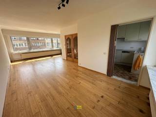 Rustig gelegen woning, halfopen bebouwing, type bel-tage woning met 3 slaapkamers, garage met sectionaalpoort, mooi terras en grote ingesloten...