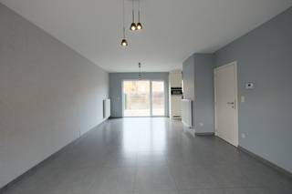 Deze leuke woning dicht bij het centrum van Sint-Truiden is te huur.<br /><br />De woning werd gebouwd in 2015. Voor de verwarming werd er een hoogrendementsketel op aardgas geïnstalleerd en ook een ventilatiesysteem C werd voorzien. Samen met de goede isolatie en dubbele beglazing met pvc ramen zorgt dit voor een E peil van slechts 74 waardoor de huurder kan genieten van een laag verbruik!<br /><br />Binnenkomen doen we in de inkomhal, waar plaats voorzien is voor een vestiaire en een gastentoilet voorhanden is. Wanneer we verder wandelen komen we terecht in de leefruimte met open keuken. Deze werd uitgerust met een combi microgolfoven, vaatwasser, frigo, dampkap en kookvuur. Via de leefruimte kunnen we naar het onderhoudsvriendelijk terras, waar het heerlijk vertoeven is. Via het grote schuifraam gaan we naar een gezellig en onderhoudsvriendelijk terras. Vanuit de keuken is ook de kelderberging met bijhorende garagebox bereikbaar.<br /><br />Op de verdieping zijn er drie slaapkamers voorzien en een badkamer uitgerust met ligbad, dubbele lavabo en een tweede toilet.<br /><br />Heb je interesse in deze woning? Aarzel niet om contact op te nemen voor het inplannen van een bezoek ter plaatse!
